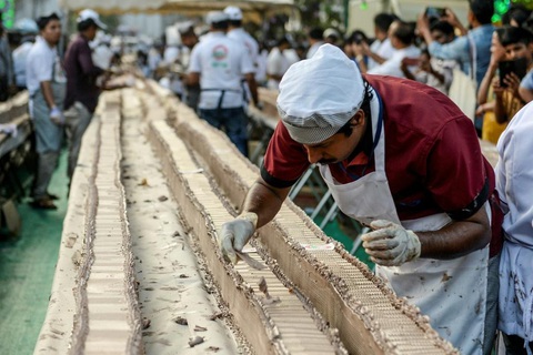 Đầu bếp Ấn Độ chung tay làm chiếc bánh dài nhất thế giới - Ảnh 1. Đầu bếp Ấn Độ chung tay làm chiếc bánh dài nhất thế giới - Ảnh 1.