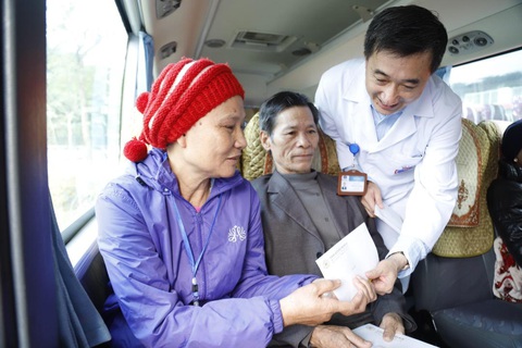 Em bé ung thư xương mong chuyến xe về nhà mùa Tết - Ảnh 1. Em bé ung thư xương mong chuyến xe về nhà mùa Tết - Ảnh 1.