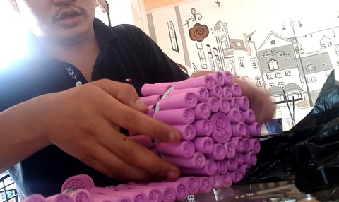 Chưa tết pháo đã nổ vì dễ mua, dễ bán? - Ảnh 1. Chưa tết pháo đã nổ vì dễ mua, dễ bán? - Ảnh 1.