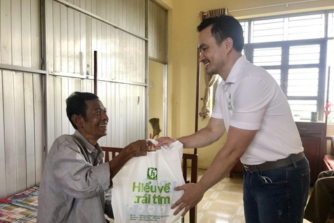 Quyền Linh, Mỹ Tâm và các nghệ sĩ góp thêm chút ấm áp ngày Tết - Ảnh 5. Quyền Linh, Mỹ Tâm và các nghệ sĩ góp thêm chút ấm áp ngày Tết - Ảnh 5.