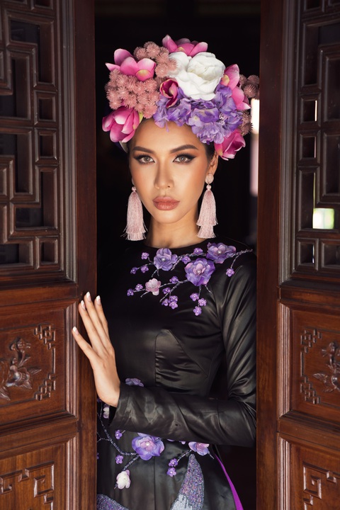 Hoa hậu Phương Khánh, Minh Tú khoe sắc trong bộ sưu tập áo dài Bay lả bay la - Ảnh 5. Hoa hậu Phương Khánh, Minh Tú khoe sắc trong bộ sưu tập áo dài Bay lả bay la - Ảnh 5.