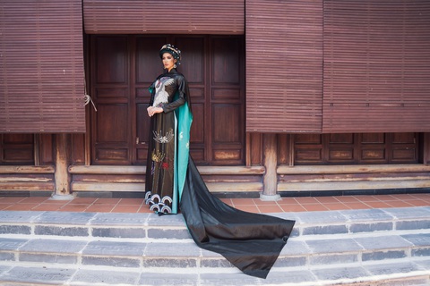 Hoa hậu Phương Khánh, Minh Tú khoe sắc trong bộ sưu tập áo dài Bay lả bay la - Ảnh 8. Hoa hậu Phương Khánh, Minh Tú khoe sắc trong bộ sưu tập áo dài Bay lả bay la - Ảnh 8.