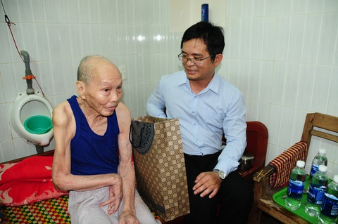 UBND huyện đảo Hoàng Sa thăm, chúc tết các nhân chứng - Ảnh 3. UBND huyện đảo Hoàng Sa thăm, chúc tết các nhân chứng - Ảnh 3.