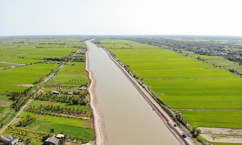 Miền Tây tất bật chống mặn xuyên Tết - Ảnh 2. Miền Tây tất bật chống mặn xuyên Tết - Ảnh 2.