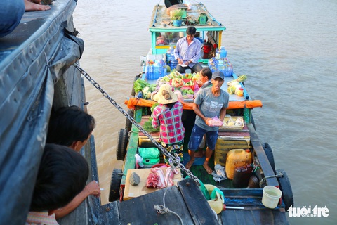 Vượt dòng Cửu Long, ghe hoa về phố - Ảnh 4. Vượt dòng Cửu Long, ghe hoa về phố - Ảnh 4.