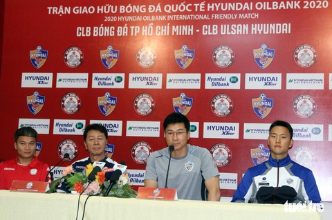 Kẹt xe tại TP.HCM, HLV đội á quân Hàn Quốc đến họp báo trễ gần 40 phút - Ảnh 1. Kẹt xe tại TP.HCM, HLV đội á quân Hàn Quốc đến họp báo trễ gần 40 phút - Ảnh 1.
