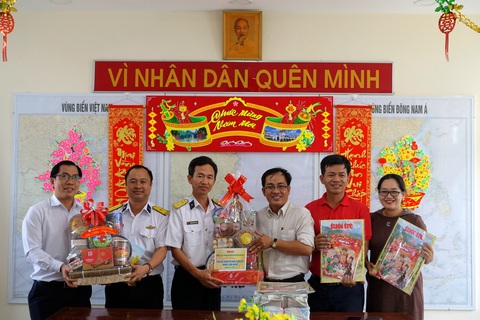 Báo Tuổi Trẻ mang chương trình Mùa xuân biển đảo đến với chiến sĩ nhà giàn - Ảnh 1. Báo Tuổi Trẻ mang chương trình Mùa xuân biển đảo đến với chiến sĩ nhà giàn - Ảnh 1.