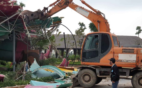 Công viên nước 200 tỉ xây không phép rồi đập bỏ: Trách nhiệm thuộc về ai? - Ảnh 1. Công viên nước 200 tỉ xây không phép rồi đập bỏ: Trách nhiệm thuộc về ai? - Ảnh 1.