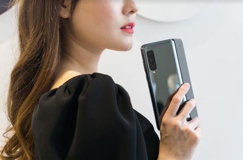 Galaxy Fold - bản tuyên ngôn đẳng cấp của giới siêu giàu - Ảnh 2. Galaxy Fold - bản tuyên ngôn đẳng cấp của giới siêu giàu - Ảnh 2.