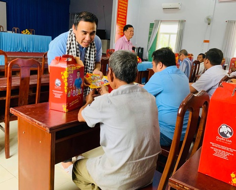 Quyền Linh, Mỹ Tâm và các nghệ sĩ góp thêm chút ấm áp ngày Tết - Ảnh 1. Quyền Linh, Mỹ Tâm và các nghệ sĩ góp thêm chút ấm áp ngày Tết - Ảnh 1.