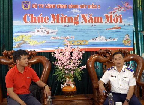 Báo Tuổi Trẻ mang chương trình Mùa xuân biển đảo đến với chiến sĩ nhà giàn - Ảnh 5. Báo Tuổi Trẻ mang chương trình Mùa xuân biển đảo đến với chiến sĩ nhà giàn - Ảnh 5.