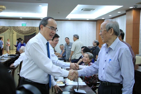 TP.HCM họp mặt cán bộ cao cấp nghỉ hưu - Ảnh 1. TP.HCM họp mặt cán bộ cao cấp nghỉ hưu - Ảnh 1.