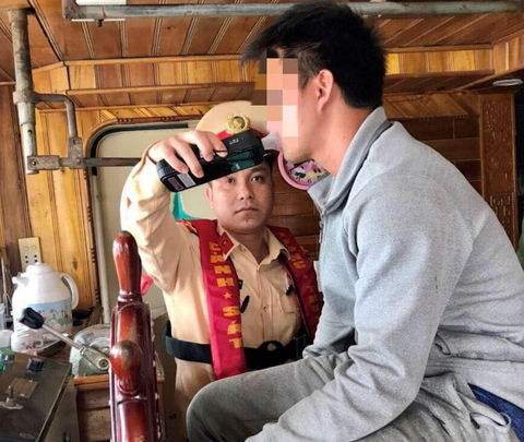 Hai lái thuyền trên sông bị phạt tiền vì vi phạm nồng độ cồn - Ảnh 1. Hai lái thuyền trên sông bị phạt tiền vì vi phạm nồng độ cồn - Ảnh 1.