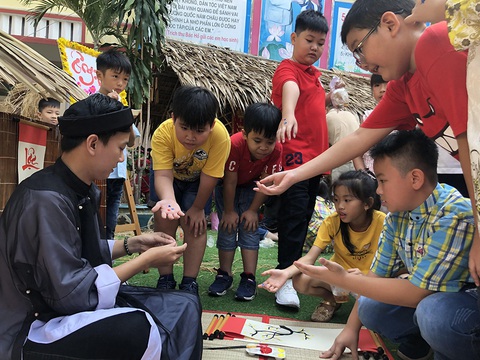 Con nghỉ tết sớm, cha mẹ rối bời - Ảnh 1. Con nghỉ tết sớm, cha mẹ rối bời - Ảnh 1.