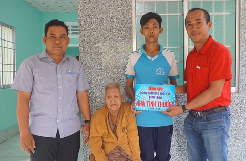 Công đoàn báo Tuổi Trẻ trao căn nhà mùa xuân cho cụ bà ở Kiên Giang - Ảnh 1. Công đoàn báo Tuổi Trẻ trao căn nhà mùa xuân cho cụ bà ở Kiên Giang - Ảnh 1.