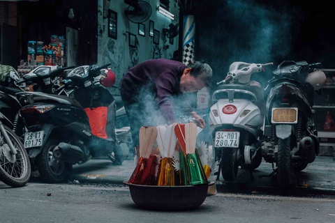 Ngày cúng ông Táo, du khách Mỹ không hiểu vì sao chỗ nào cũng thấy đốt - Ảnh 1. Ngày cúng ông Táo, du khách Mỹ không hiểu vì sao chỗ nào cũng thấy đốt - Ảnh 1.