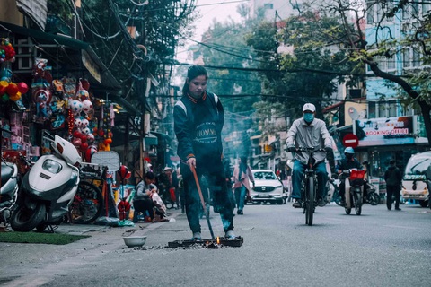 Ngày cúng ông Táo, du khách Mỹ không hiểu vì sao chỗ nào cũng thấy đốt - Ảnh 4. Ngày cúng ông Táo, du khách Mỹ không hiểu vì sao chỗ nào cũng thấy đốt - Ảnh 4.