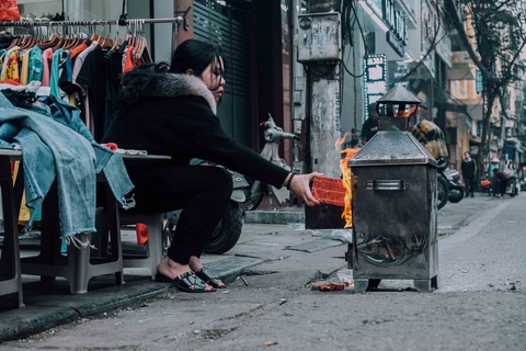 Ngày cúng ông Táo, du khách Mỹ không hiểu vì sao chỗ nào cũng thấy đốt - Ảnh 7. Ngày cúng ông Táo, du khách Mỹ không hiểu vì sao chỗ nào cũng thấy đốt - Ảnh 7.