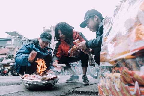 Ngày cúng ông Táo, du khách Mỹ không hiểu vì sao chỗ nào cũng thấy đốt - Ảnh 6. Ngày cúng ông Táo, du khách Mỹ không hiểu vì sao chỗ nào cũng thấy đốt - Ảnh 6.