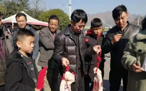 Thịt heo quá đắt, trường thưởng thịt heo cho học sinh giỏi ăn tết - Ảnh 6. Thịt heo quá đắt, trường thưởng thịt heo cho học sinh giỏi ăn tết - Ảnh 6.