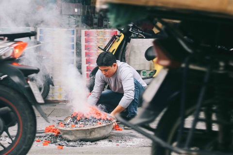 Ngày cúng ông Táo, du khách Mỹ không hiểu vì sao chỗ nào cũng thấy đốt - Ảnh 8. Ngày cúng ông Táo, du khách Mỹ không hiểu vì sao chỗ nào cũng thấy đốt - Ảnh 8.