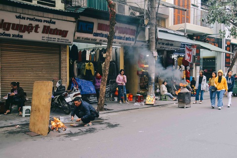 Ngày cúng ông Táo, du khách Mỹ không hiểu vì sao chỗ nào cũng thấy đốt - Ảnh 9. Ngày cúng ông Táo, du khách Mỹ không hiểu vì sao chỗ nào cũng thấy đốt - Ảnh 9.