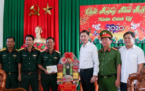 Lãnh đạo TP.HCM chúc tết trung đoàn bộ binh 271 và tiểu đoàn đặc công 60 - Ảnh 1. Lãnh đạo TP.HCM chúc tết trung đoàn bộ binh 271 và tiểu đoàn đặc công 60 - Ảnh 1.