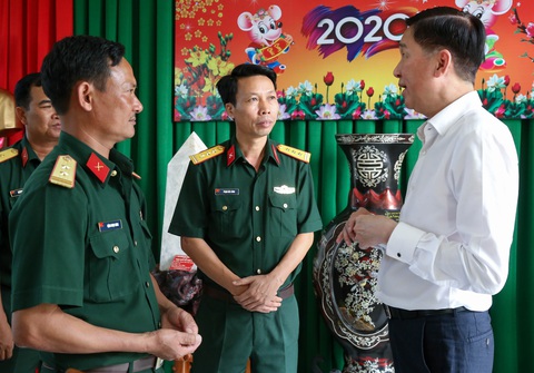 Lãnh đạo TP.HCM chúc tết trung đoàn bộ binh 271 và tiểu đoàn đặc công 60 - Ảnh 3. Lãnh đạo TP.HCM chúc tết trung đoàn bộ binh 271 và tiểu đoàn đặc công 60 - Ảnh 3.