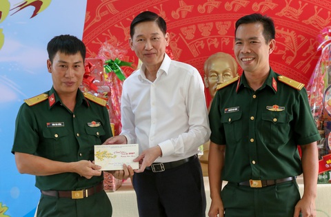 Lãnh đạo TP.HCM chúc tết trung đoàn bộ binh 271 và tiểu đoàn đặc công 60 - Ảnh 2. Lãnh đạo TP.HCM chúc tết trung đoàn bộ binh 271 và tiểu đoàn đặc công 60 - Ảnh 2.