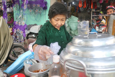 Biết chuyện bà cụ bán xôi nuôi cả gia đình, nhiều người ủng hộ nhiệt tình - Ảnh 2. Biết chuyện bà cụ bán xôi nuôi cả gia đình, nhiều người ủng hộ nhiệt tình - Ảnh 2.