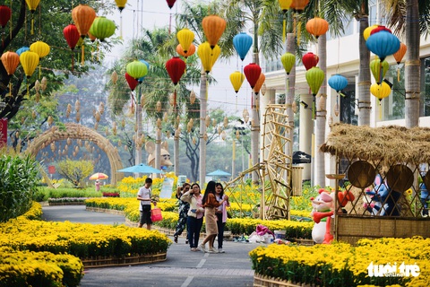Cận cảnh đường hoa rước lộc đồng hoa Phú Mỹ Hưng Tết Canh Tý - Ảnh 11. Cận cảnh đường hoa rước lộc đồng hoa Phú Mỹ Hưng Tết Canh Tý - Ảnh 11.