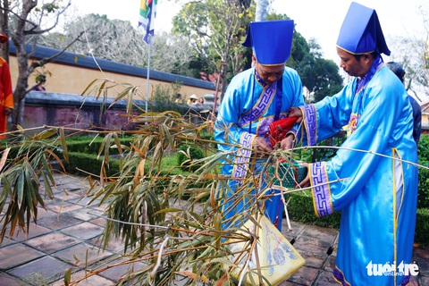 Người Huế dựng nêu để xua đuổi tà ma trong Đại Nội đón Tết - Ảnh 3. Người Huế dựng nêu để xua đuổi tà ma trong Đại Nội đón Tết - Ảnh 3.