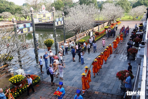 Người Huế dựng nêu để xua đuổi tà ma trong Đại Nội đón Tết - Ảnh 1. Người Huế dựng nêu để xua đuổi tà ma trong Đại Nội đón Tết - Ảnh 1.
