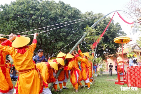 Người Huế dựng nêu để xua đuổi tà ma trong Đại Nội đón Tết - Ảnh 4. Người Huế dựng nêu để xua đuổi tà ma trong Đại Nội đón Tết - Ảnh 4.