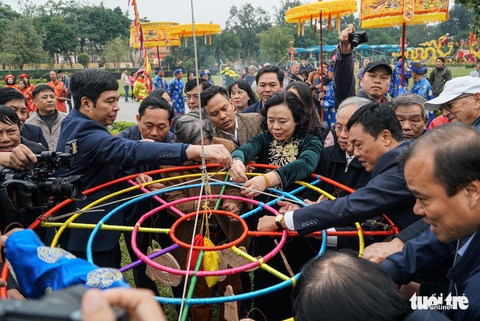Thả cá chép, dựng cây nêu đón năm mới tại Hoàng thành Thăng Long - Ảnh 1.