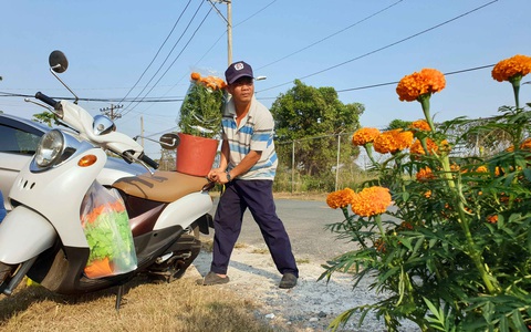 Bà con mua hết bông của người chồng mất vợ: Thiếu gì chứ tình người không bao giờ thiếu - Ảnh 1. Bà con mua hết bông của người chồng mất vợ: Thiếu gì chứ tình người không bao giờ thiếu - Ảnh 1.