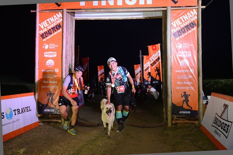 Chú chó 2 tuổi chinh phục cự ly 42km giải marathon tại Mộc Châu - Ảnh 3. Chú chó 2 tuổi chinh phục cự ly 42km giải marathon tại Mộc Châu - Ảnh 3.