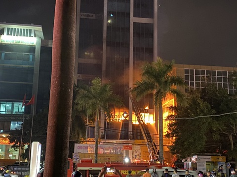 Vụ cháy tòa nhà dầu khí ở Thanh Hóa: 2 người chết, 13 người nằm viện - Ảnh 4. Vụ cháy tòa nhà dầu khí ở Thanh Hóa: 2 người chết, 13 người nằm viện - Ảnh 4.