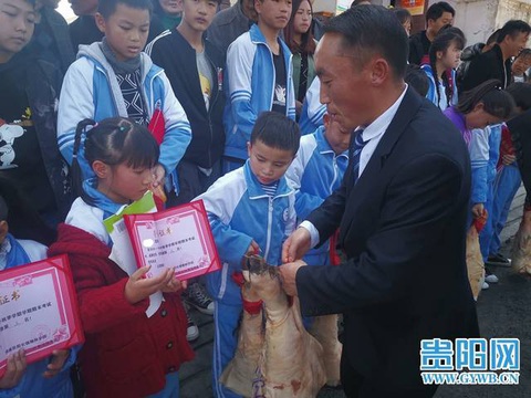 Thịt heo quá đắt, trường thưởng thịt heo cho học sinh giỏi ăn tết - Ảnh 4. Thịt heo quá đắt, trường thưởng thịt heo cho học sinh giỏi ăn tết - Ảnh 4.