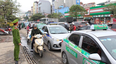 Xe hợp đồng điện tử phải dán chữ Xe hợp đồng trước và sau xe - Ảnh 1. Xe hợp đồng điện tử phải dán chữ Xe hợp đồng trước và sau xe - Ảnh 1.