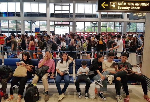 Ga quốc nội Tân Sơn Nhất đông nghẹt như bến xe đò - Ảnh 6. Ga quốc nội Tân Sơn Nhất đông nghẹt như bến xe đò - Ảnh 6.