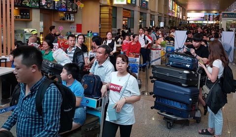 Ga quốc nội Tân Sơn Nhất đông nghẹt như bến xe đò - Ảnh 7. Ga quốc nội Tân Sơn Nhất đông nghẹt như bến xe đò - Ảnh 7.