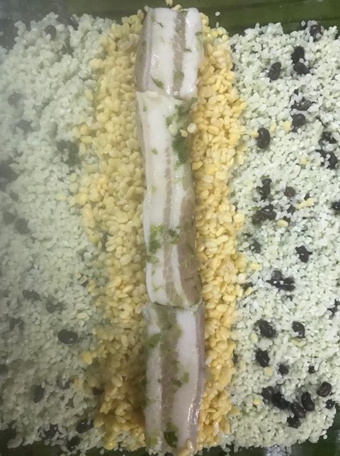 Nghệ sĩ Xuân Hương gói bánh tét kiểu ngày xưa ở Sài Gòn - Ảnh 4. Nghệ sĩ Xuân Hương gói bánh tét kiểu ngày xưa ở Sài Gòn - Ảnh 4.