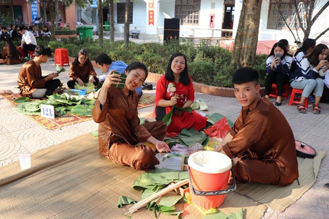 Sân trường đỏ lửa nấu bánh chưng tặng bạn nghèo - Ảnh 6. Sân trường đỏ lửa nấu bánh chưng tặng bạn nghèo - Ảnh 6.