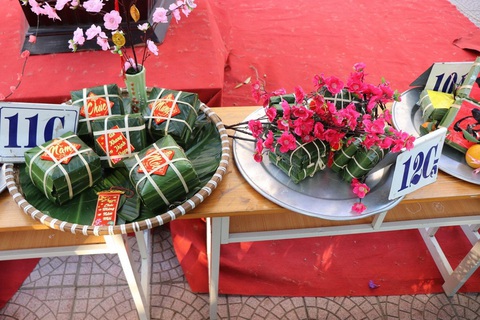 Sân trường đỏ lửa nấu bánh chưng tặng bạn nghèo - Ảnh 7. Sân trường đỏ lửa nấu bánh chưng tặng bạn nghèo - Ảnh 7.
