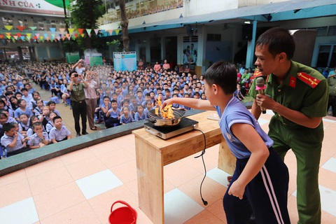 Cuối năm bàn chuyện mâu thuẫn giáo dục - Ảnh 1. Cuối năm bàn chuyện mâu thuẫn giáo dục - Ảnh 1.