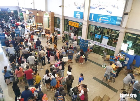 Ga quốc nội Tân Sơn Nhất đông nghẹt như bến xe đò - Ảnh 3. Ga quốc nội Tân Sơn Nhất đông nghẹt như bến xe đò - Ảnh 3.