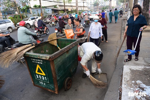 Nhiều quận huyện ra quân vì Thành phố sạch - Thành phố văn hoá’ - Ảnh 2. Nhiều quận huyện ra quân vì Thành phố sạch - Thành phố văn hoá’ - Ảnh 2.