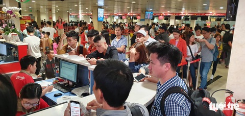 Ga quốc nội Tân Sơn Nhất đông nghẹt như bến xe đò - Ảnh 2. Ga quốc nội Tân Sơn Nhất đông nghẹt như bến xe đò - Ảnh 2.
