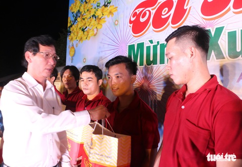 Trao tặng 220 suất quà cho công nhân trong đêm Tết sum vầy 2020 - Ảnh 1. Trao tặng 220 suất quà cho công nhân trong đêm Tết sum vầy 2020 - Ảnh 1.